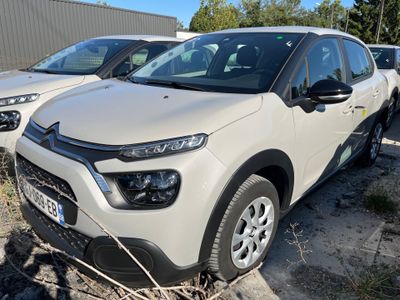 deux voitures garées l'une à côté de l'autre dans un parking