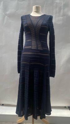 the mannequin dress is on display in the window of a store