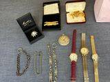 beaucoup de montres et d'autres bijoux posés sur la table