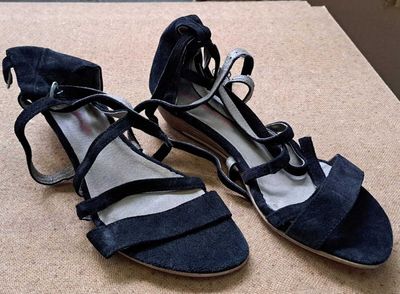 49 / Paire de chaussures à talons - SAN MARINA - Point…