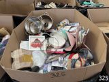 une boîte en carton remplie d'objets hétéroclites