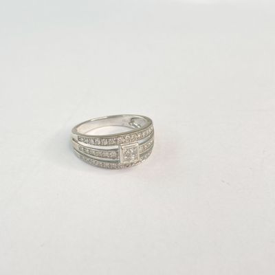 une image d'une bague en diamant sur une surface blanche