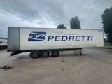 un camion semi-remorque garé dans un parking