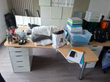 un bureau encombré