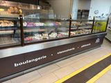 une vitrine contenant toute une gamme de pâtisseries