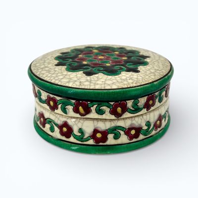 LONGWY. Boite couverte en faïence et émaux polychromes à déc…