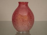 un vase rouge posé sur une table