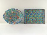 deux assiettes et un bol posés sur une table