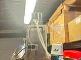 une machine posée sur une table dans une pièce