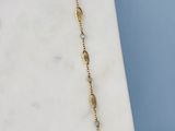 un gros plan d'un collier posé sur une surface en marbre