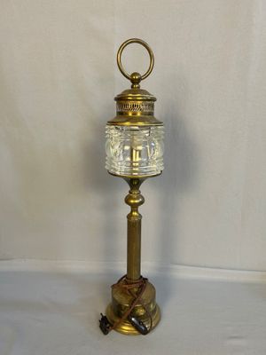 une petite lampe posée sur une table
