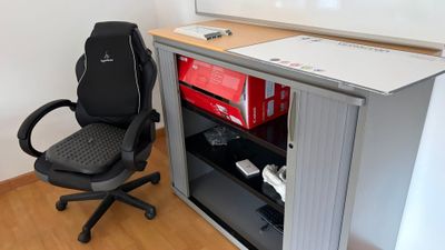 un bureau avec un ordinateur et une chaise devant