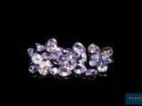 un gros plan sur un bouquet de diamants violets posés sur une surface noire