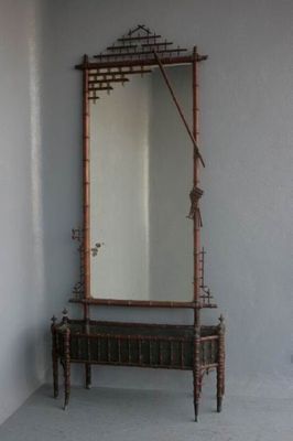 un miroir et un banc dans un coin de la pièce