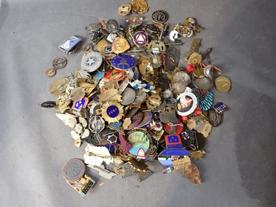 un tas de pin's et de badges de toutes sortes posés sur une table