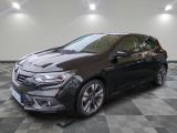une voiture noire est garée sur le sol en damier d'un garage