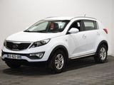le SUV blanc est garé dans une pièce au sol en damier