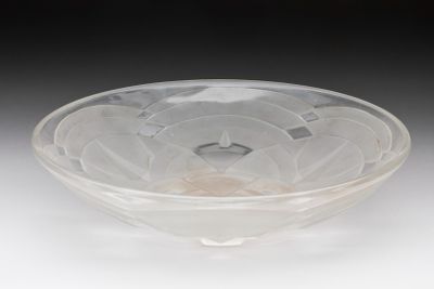 une image représentant un bol transparent orné d'un motif circulaire