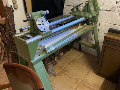 a machine that is sitting on a table in a room