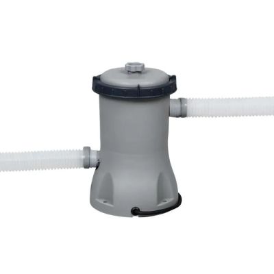 une photo d'une pompe à eau grise et blanche à laquelle est raccordé un tuyau