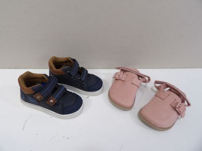trois paires de chaussures posées sur une surface blanche