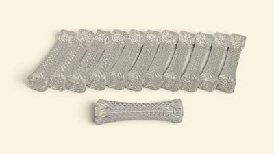 plusieurs morceaux de plastique argenté sont disposés sur une surface blanche