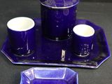 trois tasses et un plateau sur la table