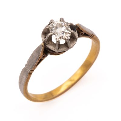 une image d'une bague en diamant sur fond blanc