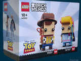 une boîte de Lego sur laquelle figure un personnage de Toy Story