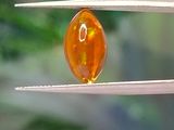 un gros plan sur un bijou tenu par une pince