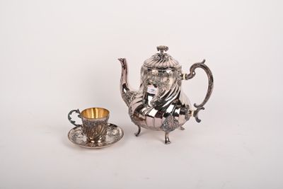 théière et soucoupe en métal argenté, avec une tasse posée sur sa soucoupe