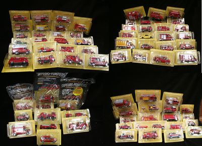 de nombreux modèles différents de camions de pompiers miniatures sont exposés
