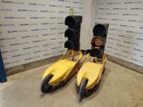 deux pédales jaunes placées l'une à côté de l'autre dans une pièce