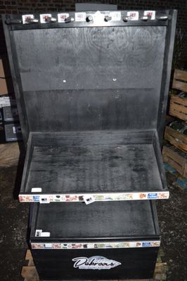 une valise noire posée sur une palette