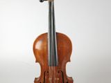 gros plan d'un violon avec un archet sur fond blanc