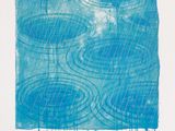 une image représentant un tableau bleu sur lequel se trouvent des gouttes d'eau