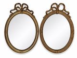 une paire de miroirs à cadre doré ornés de motifs élaborés