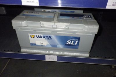 une photo d'une batterie de voiture exposée dans un magasin