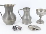beaucoup d'objets en argent sur une surface blanche