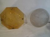 paire de vases en verre jaune et transparent posés sur une table blanche