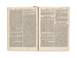 un vieux livre ouvert sur une page de texte sur fond blanc
