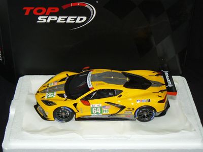 maquette jaune d'une voiture de sport exposée dans une vitrine