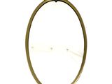 un miroir avec un cadre doré sur fond blanc