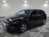 La voiture noire est garée sur un sol carrelé à damier.