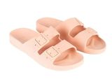 sandales roses à boucles et lanières sur fond blanc