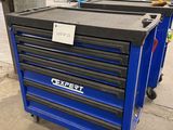 un gros plan d'une boîte à outils bleue sur roulettes dans un garage