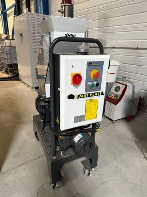 un gros plan d'une machine qui se trouve dans un garage