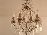un lustre suspendu au plafond d'une pièce