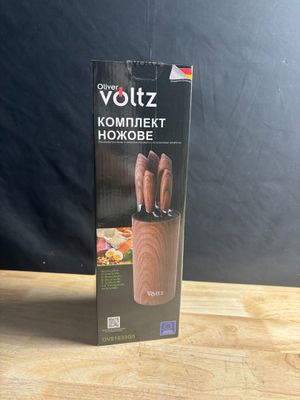 La boîte du couteau est posée sur la table, à côté du couteau.