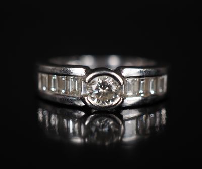 Bague jonc en or blanc 750, sertie en son centre d'un diaman…
